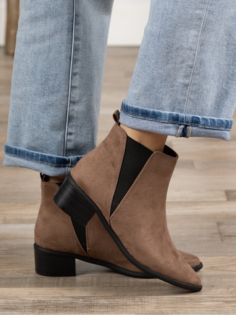 Bamboo Women’s Faux Leather Pointed Toe Booties in Mocha! Size 6.5.